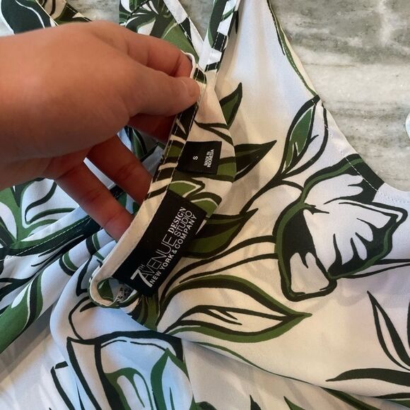 Women’s Sleeveless Blouse - Picture 2 of 3